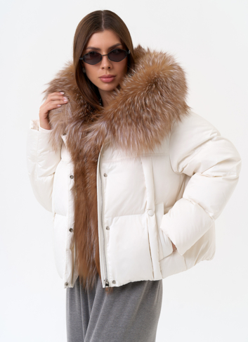 Женский пуховик с капюшоном из меха блюфрост