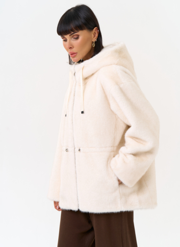 Женская светлая куртка из эко меха с капюшоном