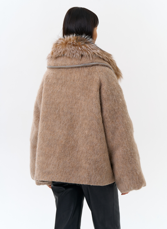 Женский пуховик с отделкой из меха блюфрост