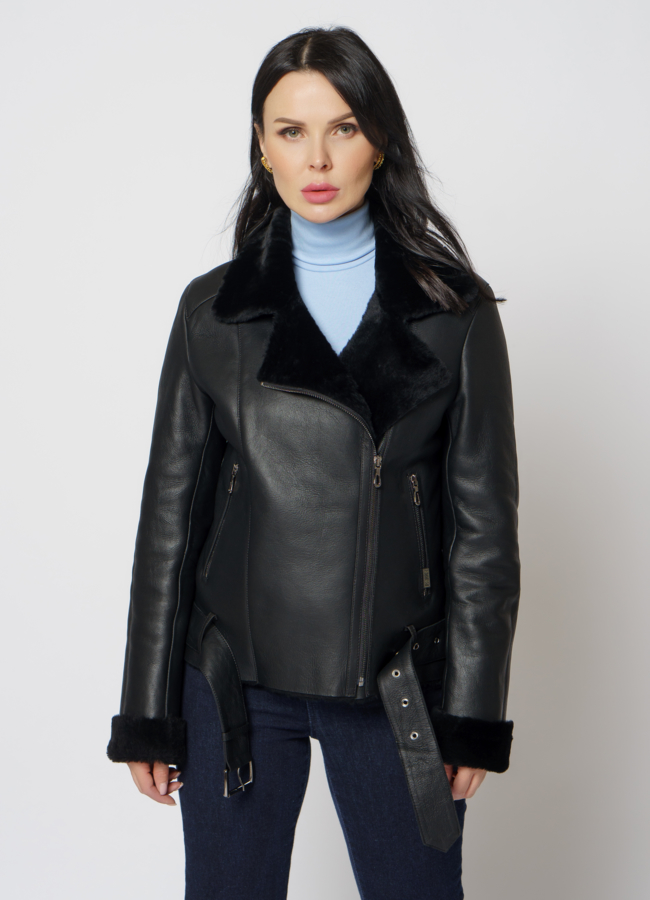 Женская дубленка косуха из овчины черного цвета модель № 5918 меха малина