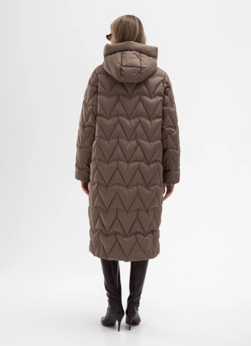 Женский пуховик коричневого цвета