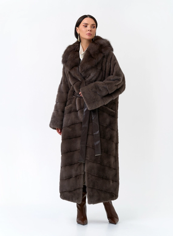 Длинная шуба из меха норки с капюшоном из меха куницы