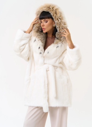 Женская шуба из меха норки с капюшоном из меха рыси