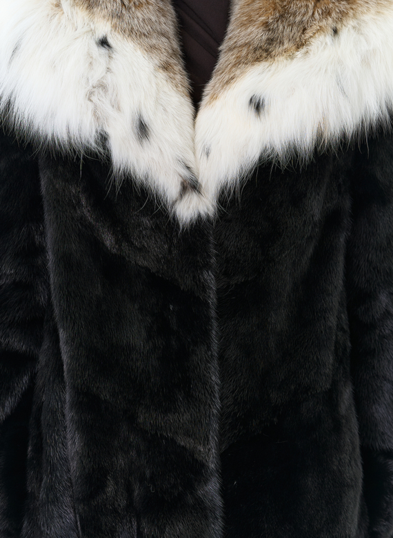 Норковая шуба черного цвета с рысью