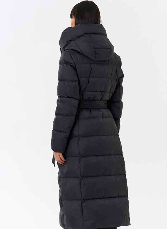 Женский длинный пуховик черного цвета с капюшоном
