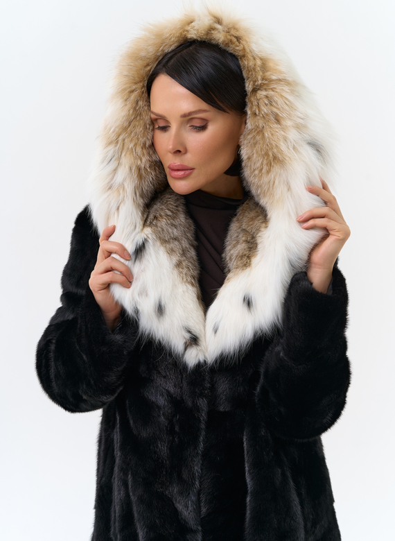 Норковая шуба черного цвета с рысью