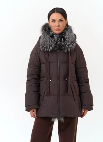 Женский пуховик с мехом чернобурой лисы на капюшоне фото