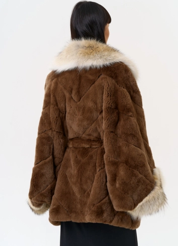 Шуба из кролика с отделкой из меха койота