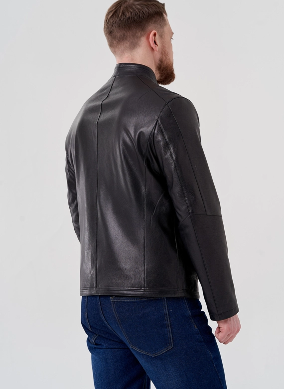 Мужская кожаная куртка черного цвета 